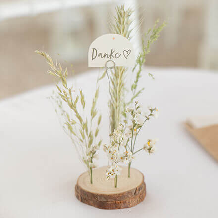 Kleines Ikebana mit Trockenblumen und einem "Danke" Schild