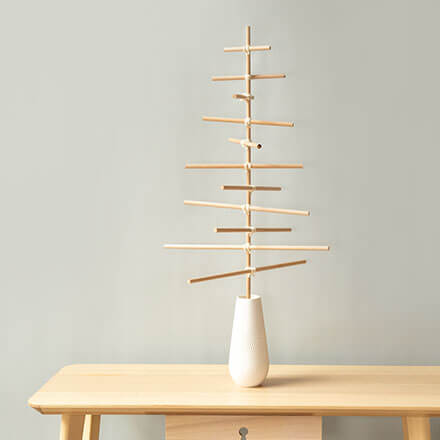 Blog Beitrag Alternativ Weihnachtsbaum Step3 Nun werden die kleinen Holzstäbe positioniert und unterschliedlich getreht.