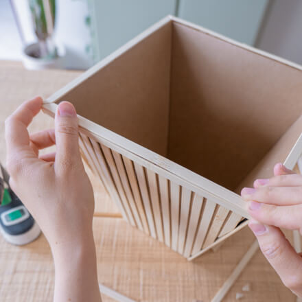 Flower-Bag-Upcycling-Idee zur Vase: Step 9 Die horizontalen Kanten der Flower-Bag werden mit Stäben aus Bambus verkleidet.
