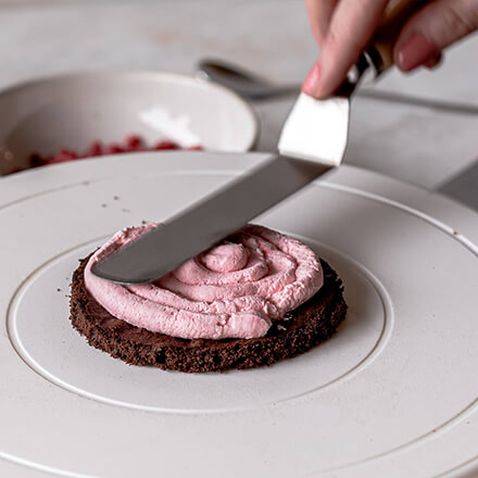Valentinstag-Torte: Himbeercreme glatt streichen Himbeercreme wird glattgestrichen