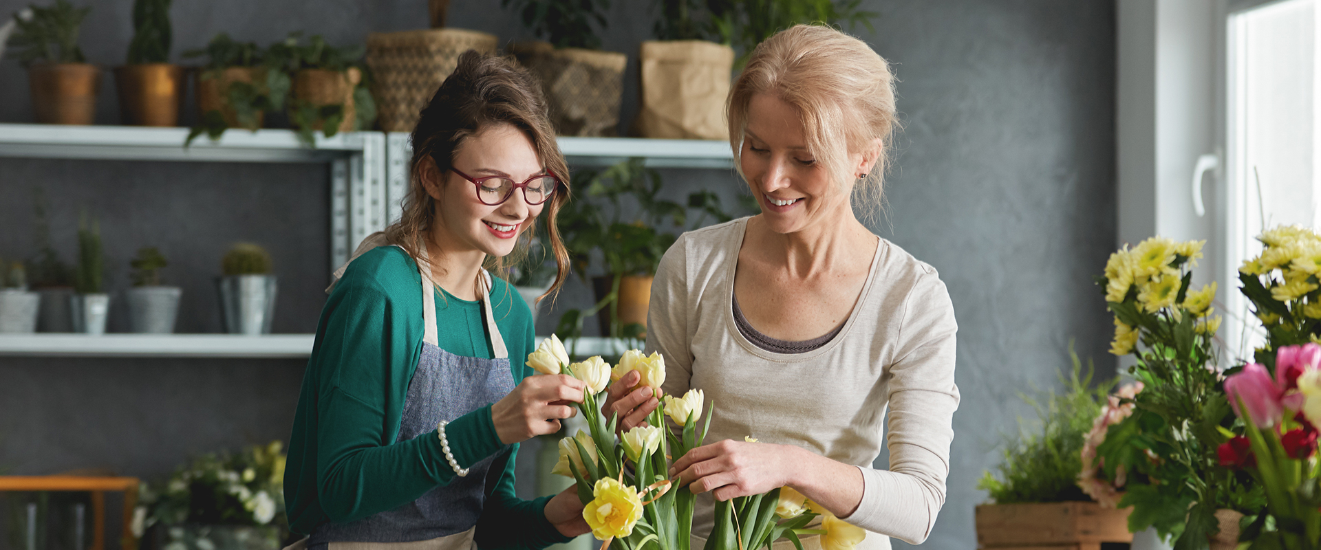 Pflück dein Glück Berufsbild Florist Floristen mit Blumenstrauß