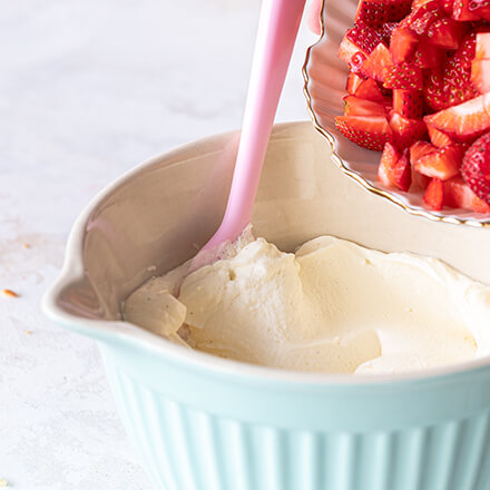 Erdbeerherz-Torte backen: die Füllung Erdbeeren und Quarkcreme