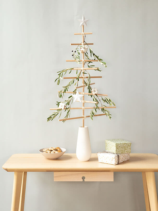 Fertige Weihnachtsbaumalternative aus Holz und Olivenzweigen.