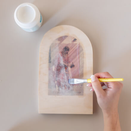 Muttertagsgeschenk basteln: Foto auf Holz Step 9 Foto auf dem Holz wird versiegelt
