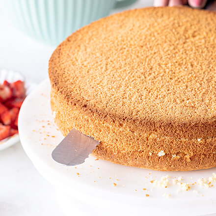 Erdbeerherz-Torte backen: der Buskuitboden Biskuit wird waagerecht halbiert
