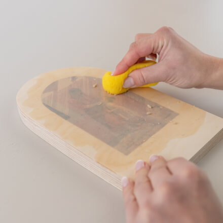 Muttertagsgeschenk basteln: Foto auf Holz Step 8 Papier wird entfernt