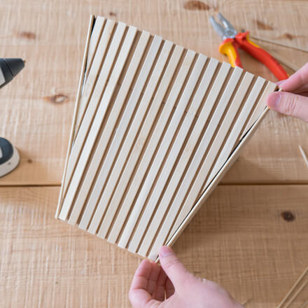 Flower-Bag-Upcycling-Idee zur Vase: Step 8 Die vertikalen Kanten der Flower-Bag werden mit Schaschlikspießen verkleidet.