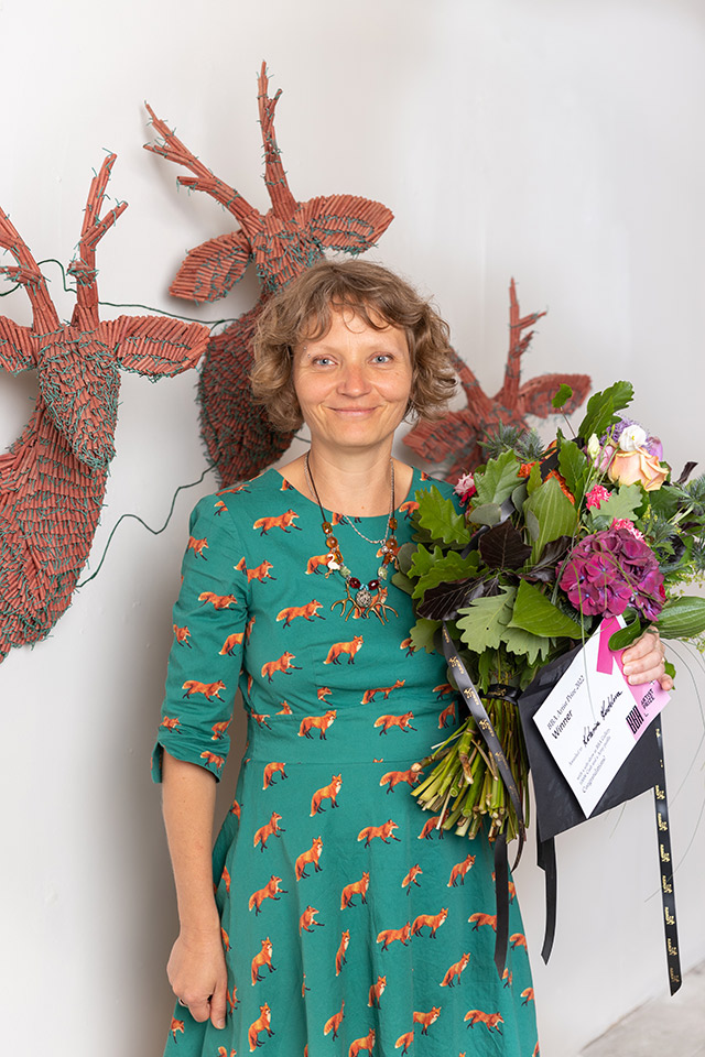 BBA Artist Prize 2022 Katarina Kudelova 1st prize Frau mit Blumenstrauß