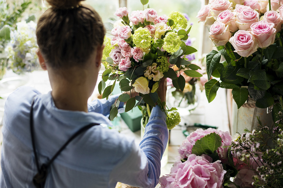 Ausbildung zum Floristen 1 Florist mit Blumenstrauß