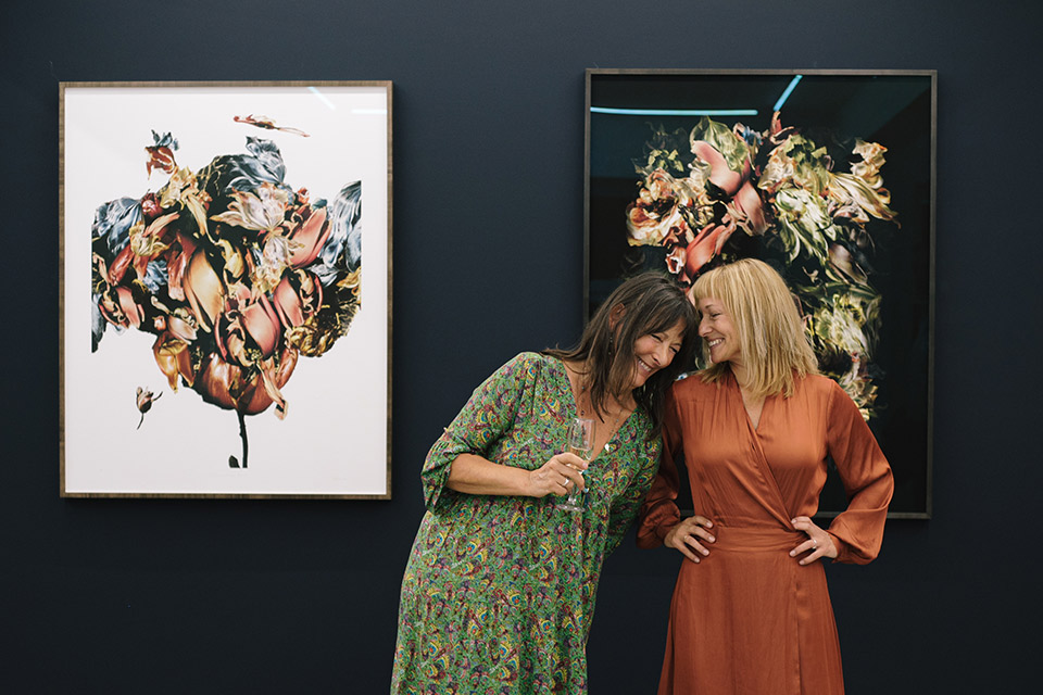 Zwei Frauen vor einem Bild in der Renata Kulacek BBA Gallery