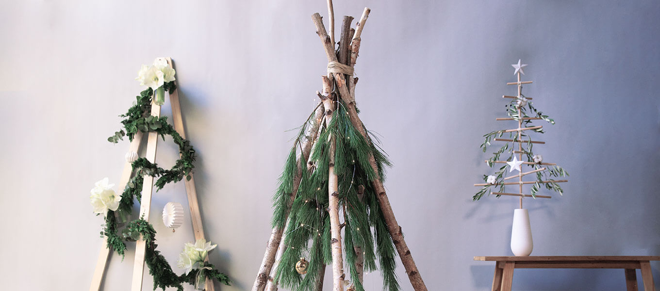 Weihnachtsbaum-Alternative - 3 DIY-Ideen Weihnachtsbaumalternative aus Naturmaterialien wie Birkenstämme, Kiefernzweige und Amaryllis.