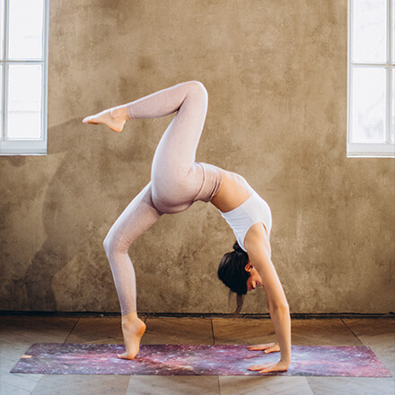 Eine Frau macht eine Yogaposition