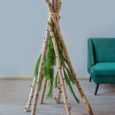 Blog Beitrag Alternativ Weihnachtsbaum Step2 Es werden einzelne Kieferzweige ziwschen den Birkenästen arrangiert.