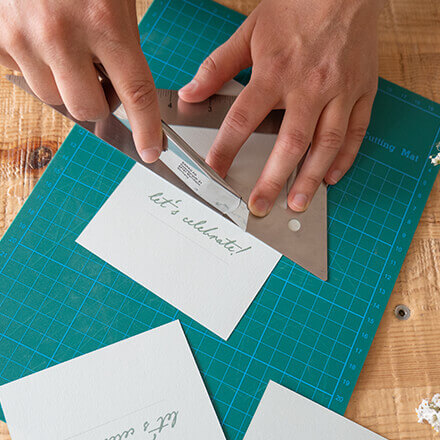 Hochzeitseinladungen mit Trockenblumen - Step 1 Der Ausdruck der Hochzeitskarte wird an zwei gegenüberliegenden Streifen mithilfe eines Cuttermessers eingeschnitten