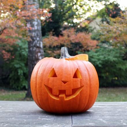 Halloween Ideen Kürbislaterne basteln 3 Kürbislaterne mit ausgeschnittenem Gesicht