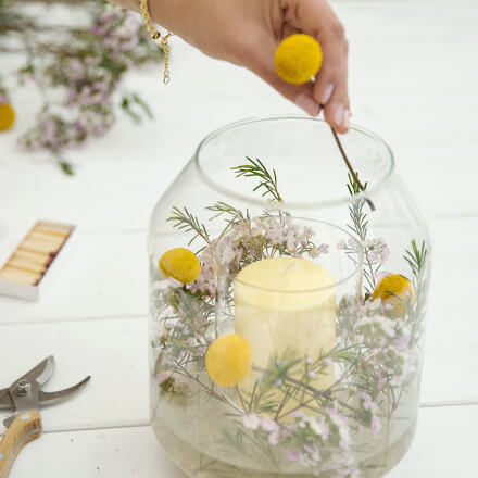 Dekoidee: Windlicht für den Sommertisch - Step 4: Windlicht mit Blumen dekorieren Die zugeschnittenen Blumen werden nun im Windlicht arrangiert.