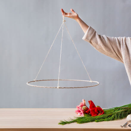 Blog Beitrag hängende Tischdeko Step 2 Schnürren als Aufhängung befestigen