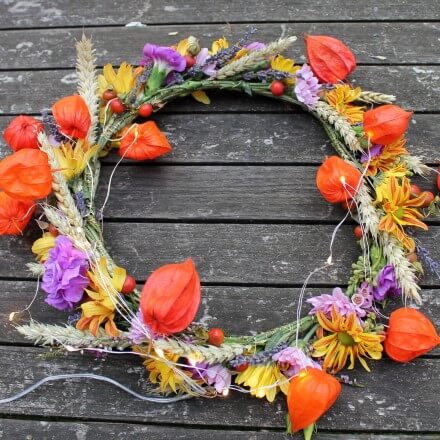 Halloween Ideen Kürbislaterne basteln 4 Blumenkranz aus Chrysanthemen, Lavendel, Erika-Spitzen, Weizen und Hagebutten