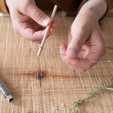 Ikebana Gastgeschenk zur Hochzeit - Step4 Dünner Draht wird um ein Holzstäbchen gewickelt
