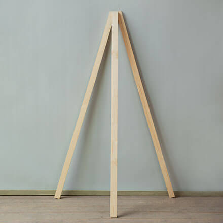 Blog Beitrag Alternativ Weihnachtsbaum Step1 Drei Fichtenlatten werden senkrecht zu einer Pyramide gestellt.