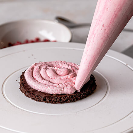 Valentinstag-Torte: Himbeercreme aufspritzen Himbeercreme wird aufgetragen