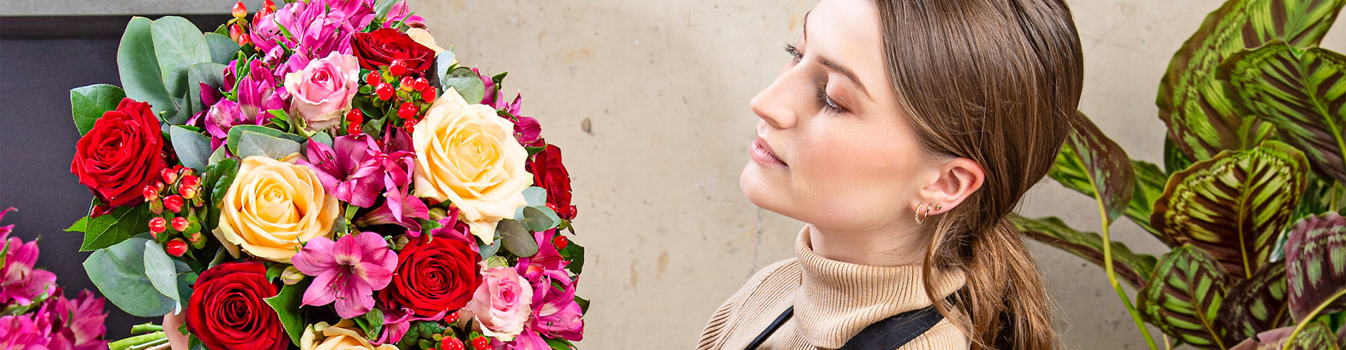 Fleurop Bewertungen und Kundenstimmen Frau mit Blumenstrauß