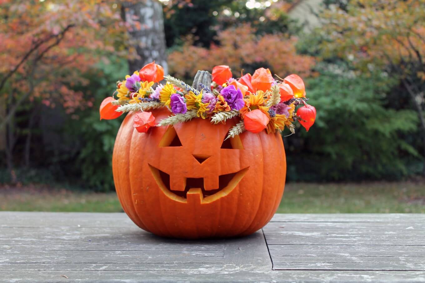 Halloween Ideen - die schaurige Kürbislaterne basteln Kürbislaterne mit Blumenkranz