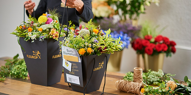 Floristin mit FlowerBag auf dem Tisch