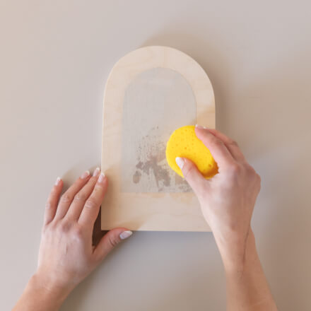 Muttertagsgeschenk basteln: Foto auf Holz Step 7 Bild wird mit einem Schwamm angefeuchtet