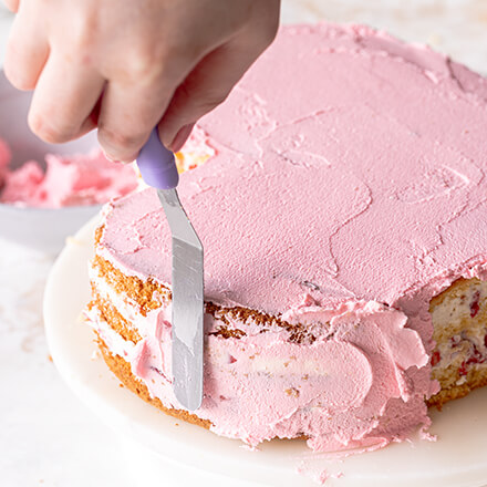 Erdbeerherz-Torte backen: Frosting das restliche Frosting wird auf dem Kuchen verteilt