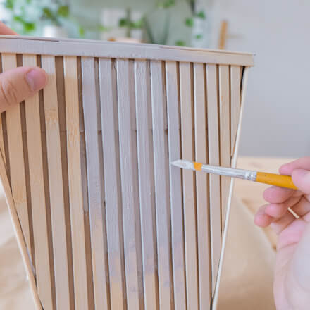 Flower-Bag-Upcycling-Idee zur Vase: Step 10 Die Flower-Bag inklusive angebrachter Bambusstäbe, werden mit Kreidefarbe in Taupe angemalt.