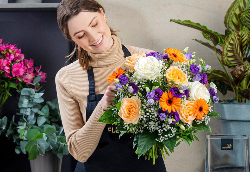 Unsere beliebtesten Sträuße Floristin mit buntem Strauß