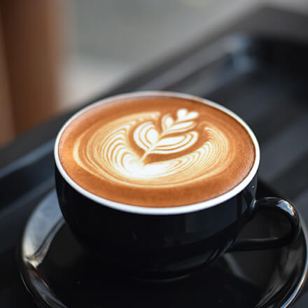 Kaffee mit Herzmuster Cappuchino mit schönem Herzmuster