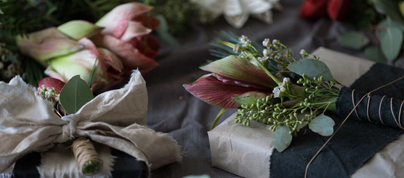 Geschenkverpackung mit Blumen basteln verschiedenene Geschenkverpackungen, u. a. dekoriert mit Amaryllis