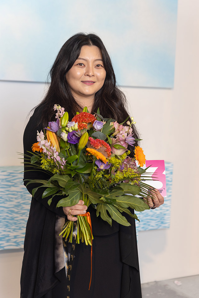 BBA Artist Prize 2022 Juheon cho 3rd prize Frau mit Blumenstrauß