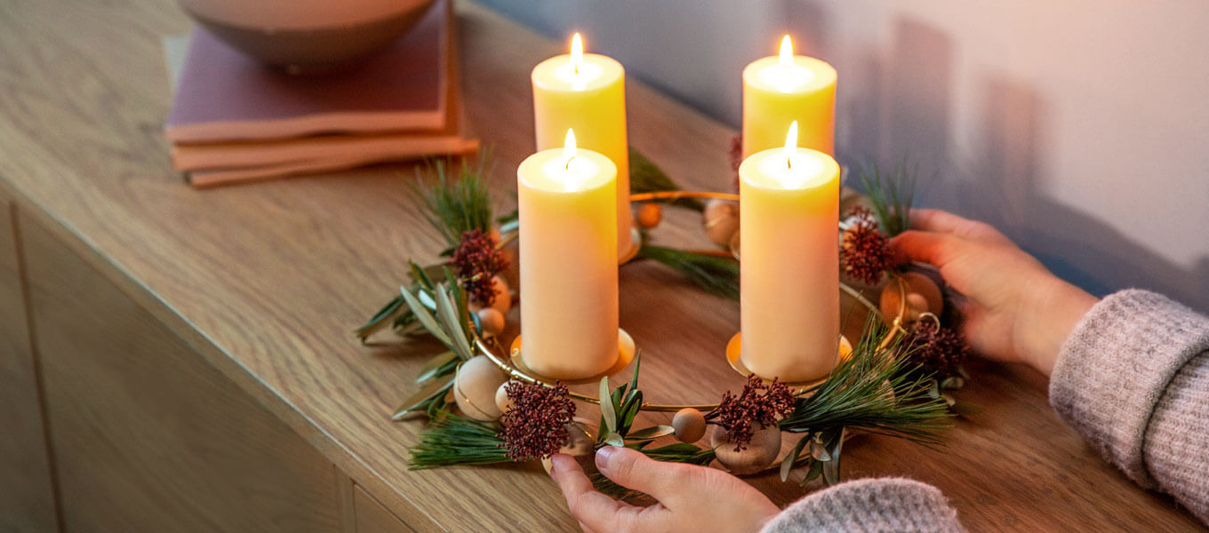 Adventskranz selber machen - Adventskranz mit Gestell Fertiger Adventskranz auf einem Regal