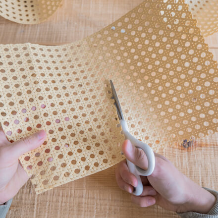 Flower-Bag-Upcycling-Idee zur Geschenkbox: Step 3 Wiener Geflecht wird mit Hilfe einer Schere zugeschnitten.