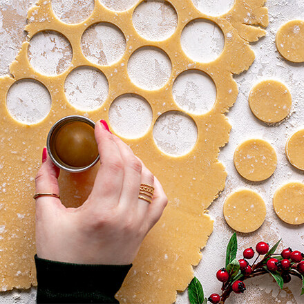 Blog Beitrag Weihnachtsplätzchen Step1 Den Teig mit einer runden Form ausstechen