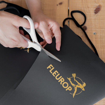Flower-Bag-Upcycling-Idee zur Vase: Step 2 Die Flower-Bag wird mit einer Schere zugeschnitten.