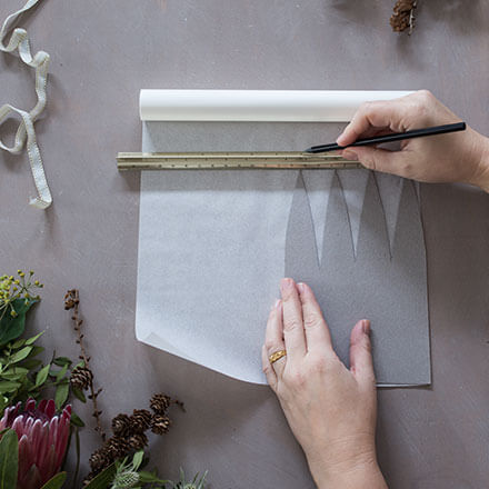 Weihnachtsstern basteln Schritt 1 Eine Vorlage auf weißes Papier legen und eine Linie am höchsten Punkt ziehen.
