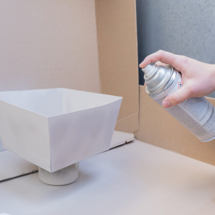 Pflanzen-Ständer für Zimmerpflanzen selber machen: Schritt 4 Schale wird mit Sprühfarbe eingefärbt