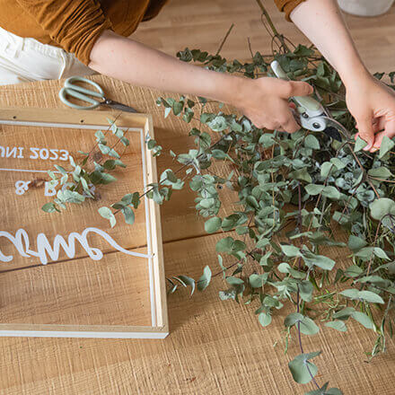 Willkommensschild Hochzeit: Step 3 Ein Bilderrahmen wird mit Eukalyptus befüllt