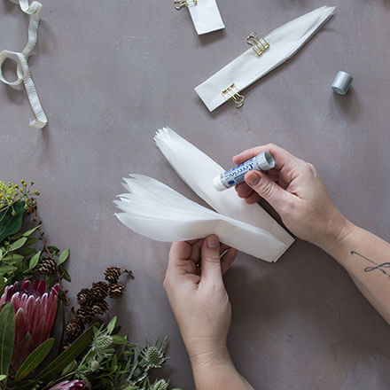 Weihnachtsstern basteln Schritt 5 Das weiße Papier wurde zusammengefalten und einmal in der mitte geknickt.